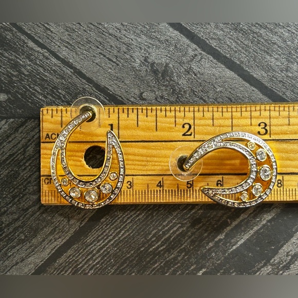 BUTLER Classic Crystal Earrings with Goldtone Finish. Absolutely Stunning - Picture 13 of 13